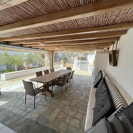 Petro's - Sarakiniko * Parikia (Paros)